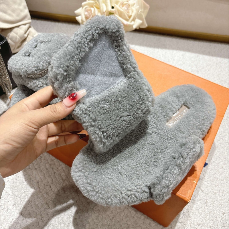 l0vis Vvtt0n slippers